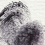 due impronte digitali su un foglio di carta bianca