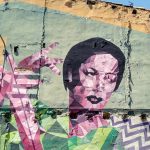 Graffito su un muro rappresentante una donna